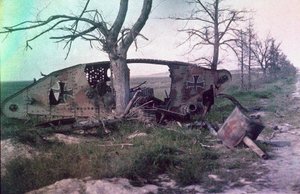 Batı Cephesinde savaşta yok edilen bir Alman tankının enkazı, Fransa, c.1914-18 (otokrom) by Charles Adrien