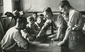 RAF personelinin silahları öğrenmesi, 1941.
