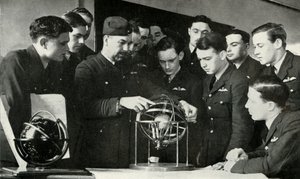 RAF personeli, 1941 İkinci Dünya Savaşı sırasında navigasyon öğreniyor.