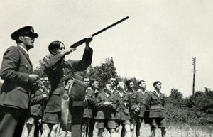 RAF personeli, 1941 İkinci Dünya Savaşı sırasında silah ateşlemeyi öğreniyor.