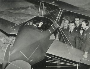RAF personeli, 1941 İkinci Dünya Savaşı sırasında bir uçuş simülatöründe uçmayı öğreniyor.