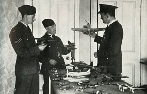 RAF personeli, 1941 İkinci Dünya Savaşı sırasında uçakları tanımlamayı öğreniyor. by Charles Brown