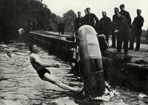 Bir bot kullanmayı öğrenen RAF personeli, 1941.