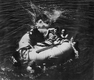 Bir bot kullanmayı öğrenen RAF personeli, 1941.