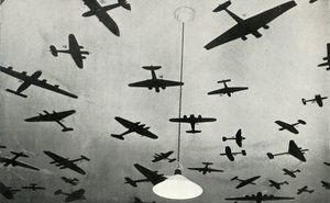 1941 İkinci Dünya Savaşı sırasında bir RAF eğitim okulunda askeri uçakların siluetleri.