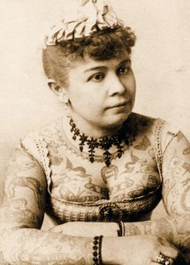 Dövmeli kadın Annie Howard