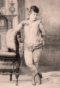 Dövmeli kadın Nora Hilderbrandt