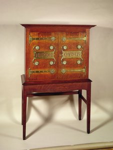 C.F.A.Voysey (1857-1941) tarafından tasarlanan ve F.Coote tarafından yapılan Kelmscott Chaucer dolabı, 1899 (pirinç bağlantı parçaları ile meşe)