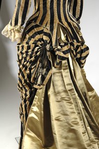 Abiye elbise, c.1884 (tesettür detaylı arkadan eğik görünüş). İpek saten ve kesim kadife, dantel, ipek iplik püskül ve püskül. Charles Frederick Worth, Fransa.
