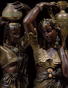 Vazo taşıyan Hintli kadın şeklinde iki bronz meşale detayı