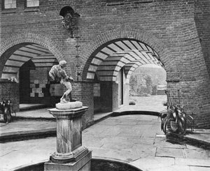 The Fountain Court (s/b fotoğraf) by Charles Latham