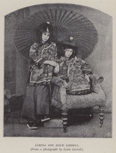 Lorina ve Alice Liddell (s/b fotoğraf)