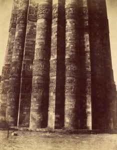 Kootub Sütunu Kaidesinin Detay Görünümü by Charles Moravia