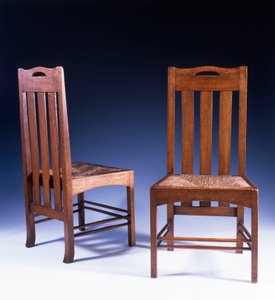 Argyle Street Tearooms için Charles Rennie Mackintosh tarafından tasarlanan bir meşe yemek sandalyesi, c.1898-99 by Charles Rennie Mackintosh