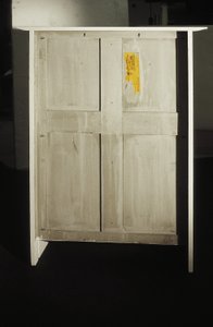 Bayan Rowat, 1902 için tasarlanmış beyaz dolap (ahşap, vitray, emaye) by Charles Rennie Mackintosh