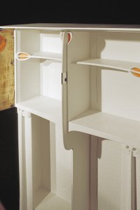 Bayan Rowat, 1902 için tasarlanmış beyaz dolap (ahşap, vitray, emaye) by Charles Rennie Mackintosh