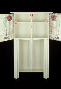 Bayan Rowat, 1902 için tasarlanmış beyaz dolap (ahşap, vitray, emaye) by Charles Rennie Mackintosh