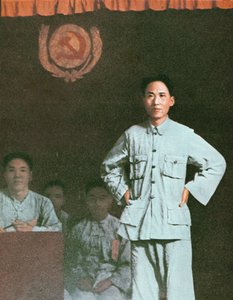 Mao Zedong, Kiangsi Eyaletinde uluslararası bir Komünist konferansa hitap ediyor