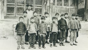 Öğretmen ve öğrenciler by Chinese Photographer