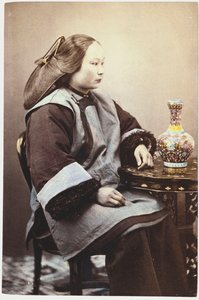 Çinli genç bir kadının elle renklendirilmiş fotoğrafı by Chinese School