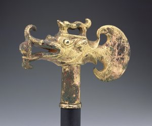 Bir ejderha balığı şeklinde balta başı, Tang hanedanı (gümüş yaldızlı)