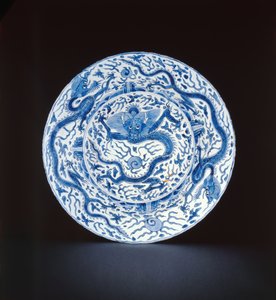 Ejderhalarla boyanmış mavi ve beyaz tabak, Wanli veya Chongzheng, 1600-35 (porselen)