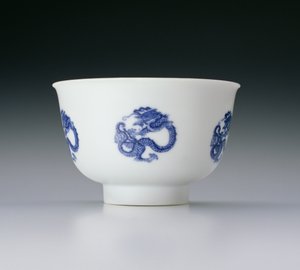 Ejder mermileriyle süslenmiş kase, Kangxi işareti ve 1662-1722 dönemi (mavi sırlı porselen) (ayrıca bkz. 142285)