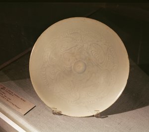 Nanchang, Jiangxi Eyaleti, Sung Hanedanlığı, 12.-13. yüzyıldan (porselen) oyulmuş çiçek süslemeli kase