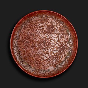 Tabanda Xuande (1426-36) işaretini taşıyan oymalı tabak, Çince (ahşap üzerine kırmızı cila)