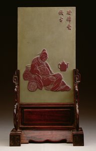 Sarhoş bir alimi tasvir eden masa ekranı, muhtemelen Tao Yuan-ming, erken Ching hanedanı (oyma sung-hua iki tonlu arduvaz taşı)