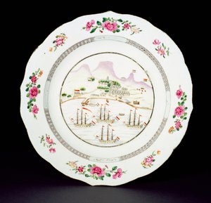 Masa Dağı ve Ümit Burnu açıklarında Hollanda bayrağını dalgalandıran dört gemiyi gösteren aile gülü emayelerle boyanmış yemek tabağı, Qianlong dönemi (1736-95) c.1770 (porselen)