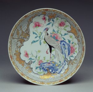 Uzun kuyruklu bir kuş, kayalar ve çiçeklerle boyanmış tabak, Yongzheng Dönemi, 1725-35 (yumurta kabuğu porseleni)