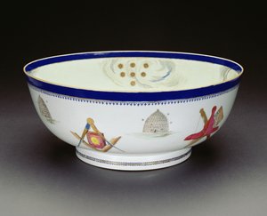Famille Rose Export Masonik Kase, Qianlong dönemi, 1736-95 (porselen) (ayrıca bkz. 133044 ve 133046)