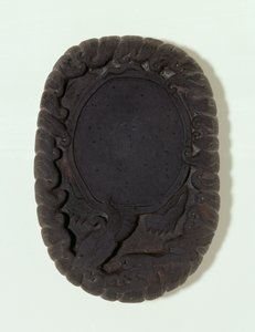 Dalgalar arasında büyük efsanevi Lo-shu kaplumbağası olarak oyulmuş mürekkeptaşı, muhtemelen Ming hanedanı (gri tuan taşı) (sualtı) (ayrıca bkz. 142695-6)
