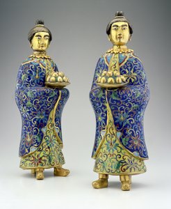 Bir çift kadın görevli, Qianlong dönemi, 1736-95 (emaye işi emaye) by Chinese School