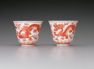 Alevli incileri kovalayan beş pençeli ejderhaları tasvir eden bir çift şarap bardağı, Guangxu işareti ve 1875-1908 dönemi, Çince (demir kırmızısı süslemeli porselen)