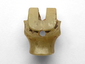 Sığır başı şeklinde kolye, elden geçirilmiş, MÖ 1100-1000 civarı by Chinese School