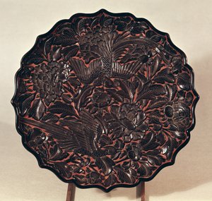 Yuan Hanedanlığı (1271-1368) (cilalı ahşap) çiçek motifli ve iki kuşlu tabak