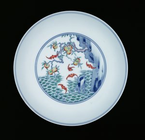 Sır altı mavisi ve ducai emayelerle boyanmış porselen tabak, 1723-1735 (porselen)