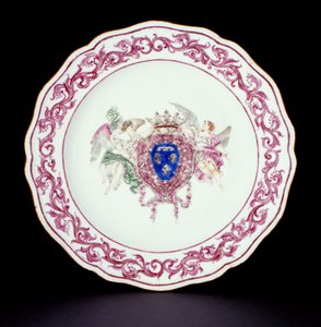 Fransa Kolları ile Rose Famille yemek tabağı, Qianlong dönemi (1736-95) c.1765 (porselen)