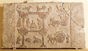 Arabalar ve efsanevi kuşlarla süslenmiş levha, Han Hanedanlığı (206 BC-MS 220) (kumtaşı)