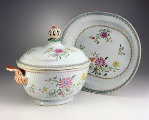 Tureen, kapak ve stand, Qianlong dönemi, 1736-95 (aile gül porseleni)