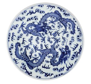 İki dört pençeli ejderha ve stilize alevler ve bulutlar ile beyaz ve mavi plaka, 1662-1722 (seramik) by Chinese School