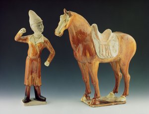 Bir palto giyen ve eyerli bir atla sivri uçlu şapka giyen damat figürü, Tang Hanedanlığı 618-906 (seramik ve toprak kap)
