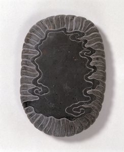 Dalga desenleriyle oyulmuş mürekkeptaşı, muhtemelen Ming hanedanı (gri tuan taşı) (alt taraf) (bkz. 142695)