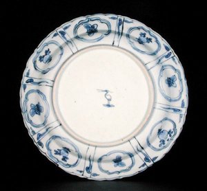 Mavi ve beyaz bir kraak tabağının alt tarafı, Ak balıkçıl işareti, Wanli, 1595-1605 (porselen) (bkz. 205990)