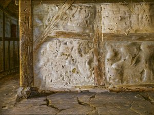 Kireçle Beyazlatılmış ve Yarı Ahşap Duvar by Christen Dalsgaard