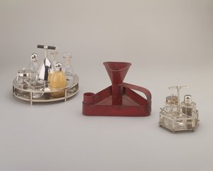 Elektrolizle kaplanmış gümüş şişe seti, Elkington & Co., 1885; kırmızı kalaylı demir üçgen damlama tavası oda çubuğu, Richard Perry, Son & Co., 1876 dolayları; elektrolizle kaplanmış gümüş şişe seti, Hukin & Heath, 1885