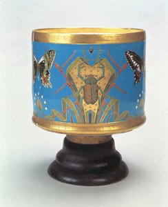 Jardiniere, böcekler ve kelebekler ile emaye işi taklidi ile dekore edilmiş, Minton & Co., 1867 (ahşap tabanlı porselen)