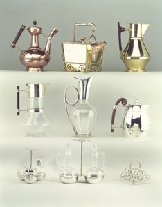 Üst, L-R: Oriental Cezve, Benham & Froud, c.1888 (pirinç, bakır ve ahşap); Japon Perçinli Kare Çaydanlık, Benham & Froud, c.1888 (bakır ve pirinç); Bordo Sürahi, Richard Perry, Son & Co., 1880 dolayları